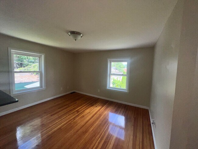 Foto del edificio - Gorgeous 1-bedroom, Top floor!  Apartment in quiet Pittsfield Street