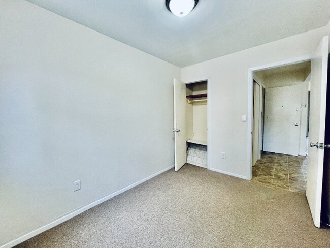 Foto del edificio - 1649 Pilgrim Ave