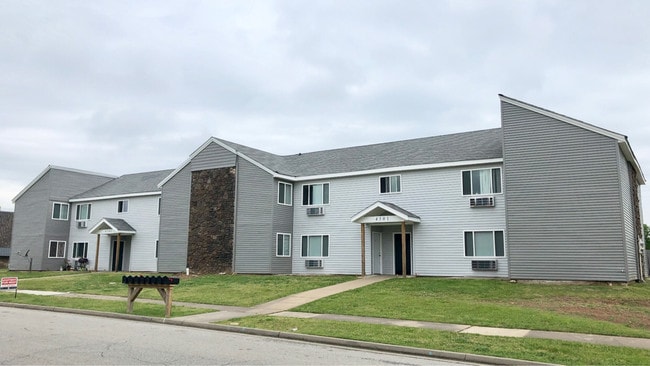 Building Photo - 4501 Yorkshire Dr