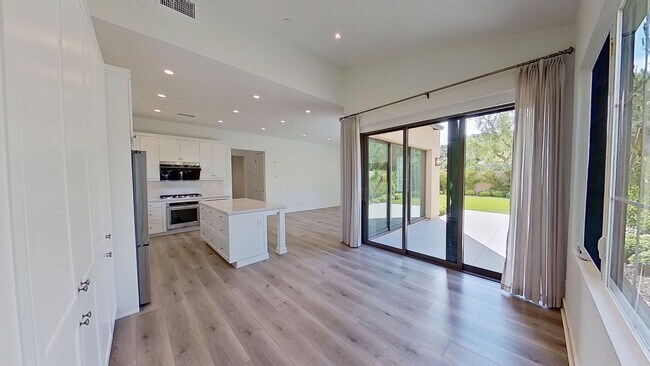 Building Photo - 147 Winnett