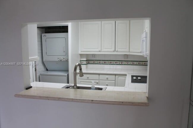 Building Photo - 540 Brickell Key Dr