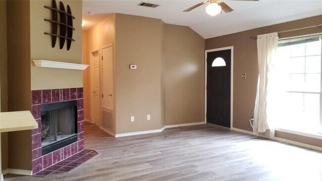 Foto del edificio - 800 Lone Star Dr