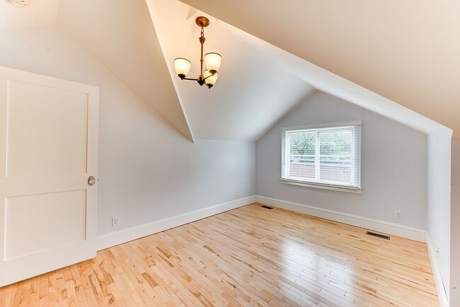 Building Photo - Beautifully renovated NE home. Available 6...