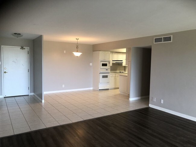Foto del edificio - 10355 Paradise Blvd 414