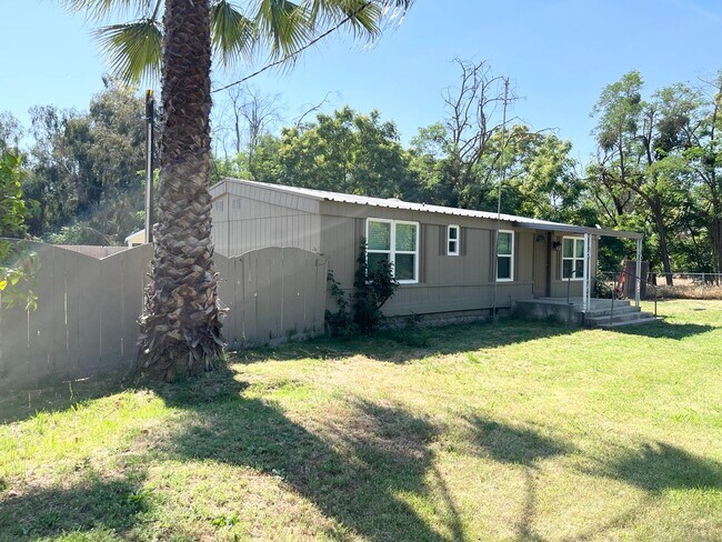 Foto del edificio - Charming 2-Bed, 1.5-Bath Home on Spacious ...