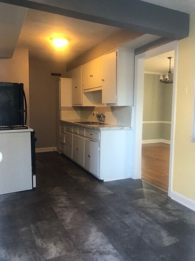 Building Photo - 3 Bedroom Town House/Appointment Only