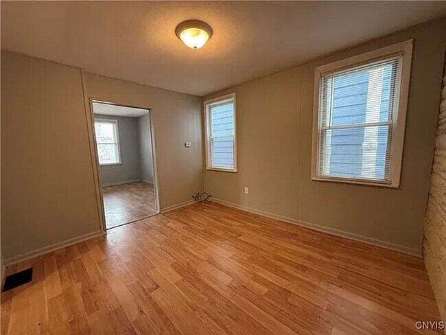 Foto del edificio - 261 W 5th St