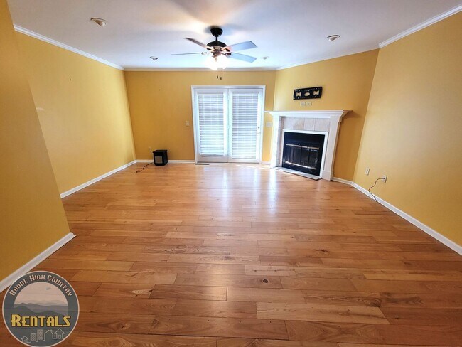 Foto del edificio - Charming 2BR/1.5BA Townhome Near the Greenway!