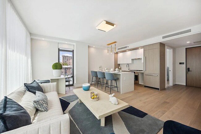 Foto del edificio - 38-20 Parsons Blvd