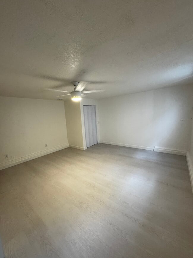 Foto del edificio - 1300 Mathis St