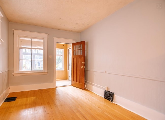 Building Photo - 2061 Queen St