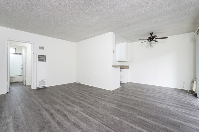 Interior Photo - 1207 Huntington