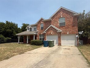 Building Photo - 1313 Baythorne Dr