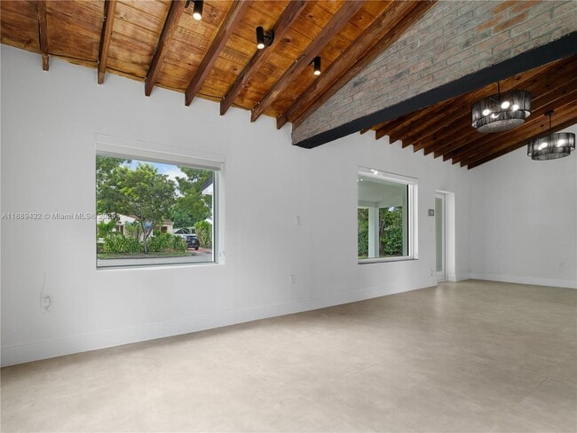 Foto del edificio - 6436 SW 11th St