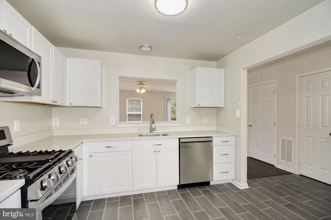 Building Photo - 13251 Lake Geneva Way