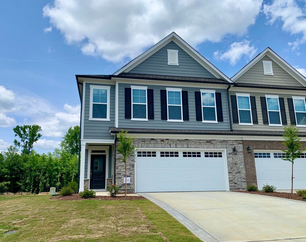 Primary Photo - Modern 3 Bed | 2.5 Bath Townhouse in Holly...