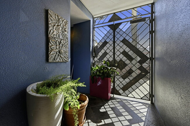 Building Photo - 588 S Van Ness Ave