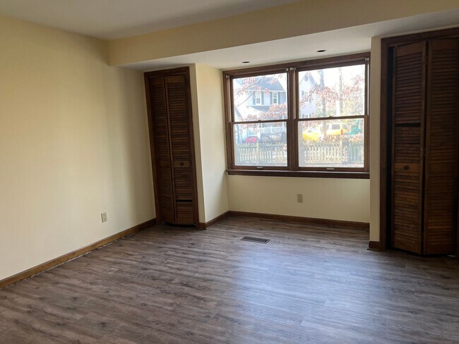 Foto del edificio - 300 Pleasants Dr