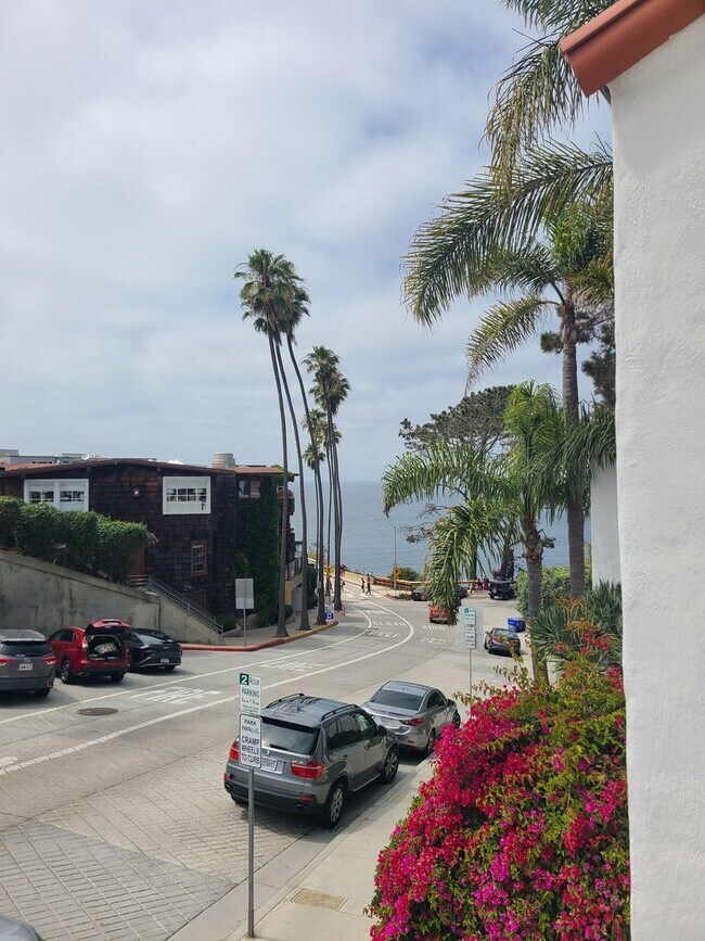Building Photo - Charming 2 Bed 1 bath "fully furnished monthly rental" in La Jolla Village.
