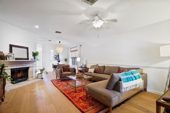 Foto del edificio - 1422 Wheatfall Ln
