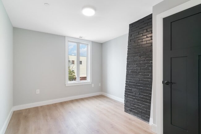Building Photo - 127 Saratoga St