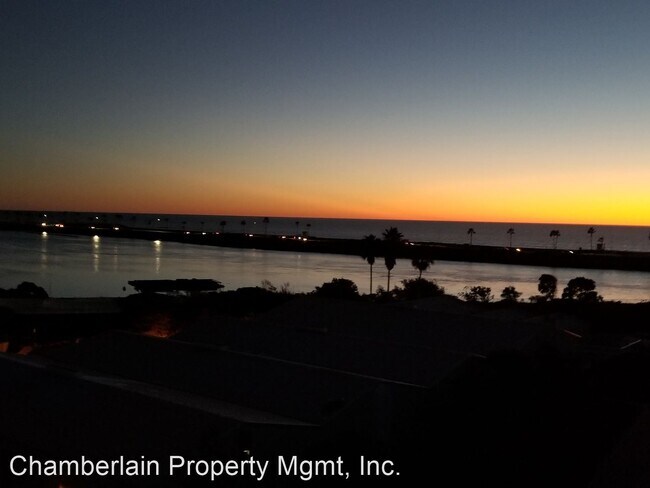 Building Photo - 3 br, 2.5 bath House - 331 Olive Ave #301