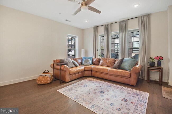 Foto del edificio - 813 Rockwell Ave