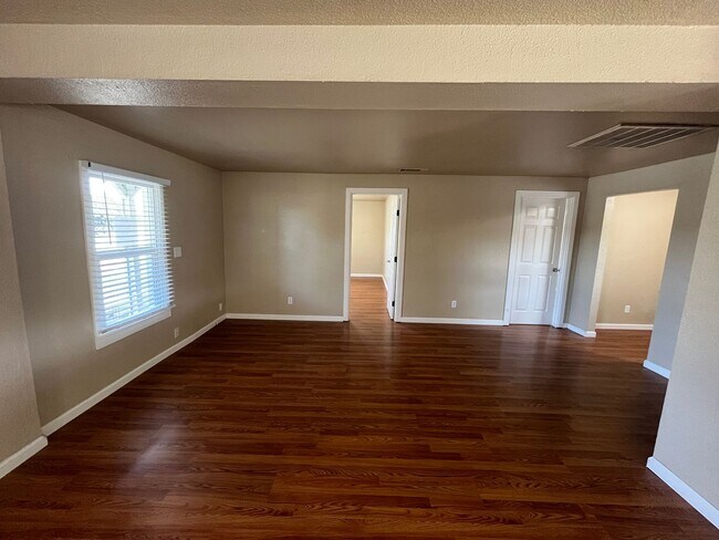 Foto del edificio - Strathmore House, Move In Ready!