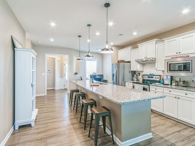 Building Photo - 2 Bed/2 Bath 55+ Resort Style Community in...