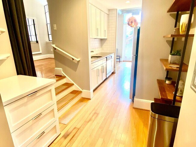 Foto del edificio - Open And Updated One Bedroom Apartment At The Parker Flats!