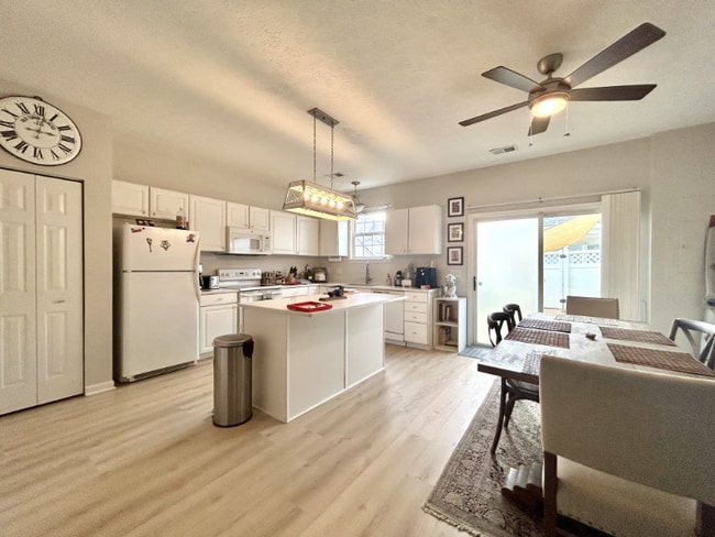 Foto del edificio - 7826 Heaton Way