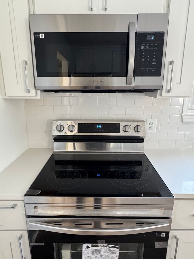 Foto del edificio - Newly Renovated 3 Bedroom 2 Full Bathroom Single Family Home