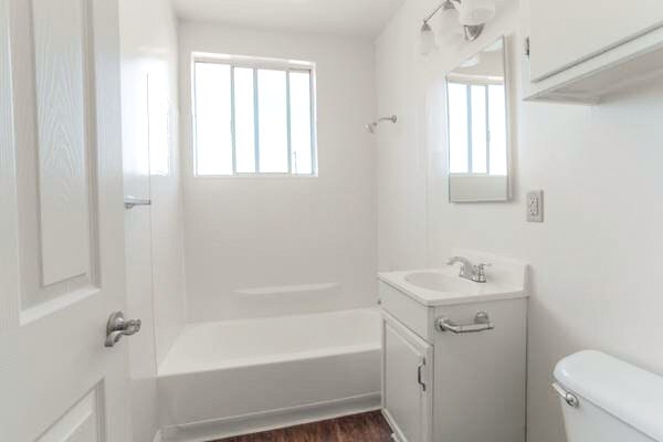 Ejemplo de dormitorio de 3x1 - Le Chateau Apartments