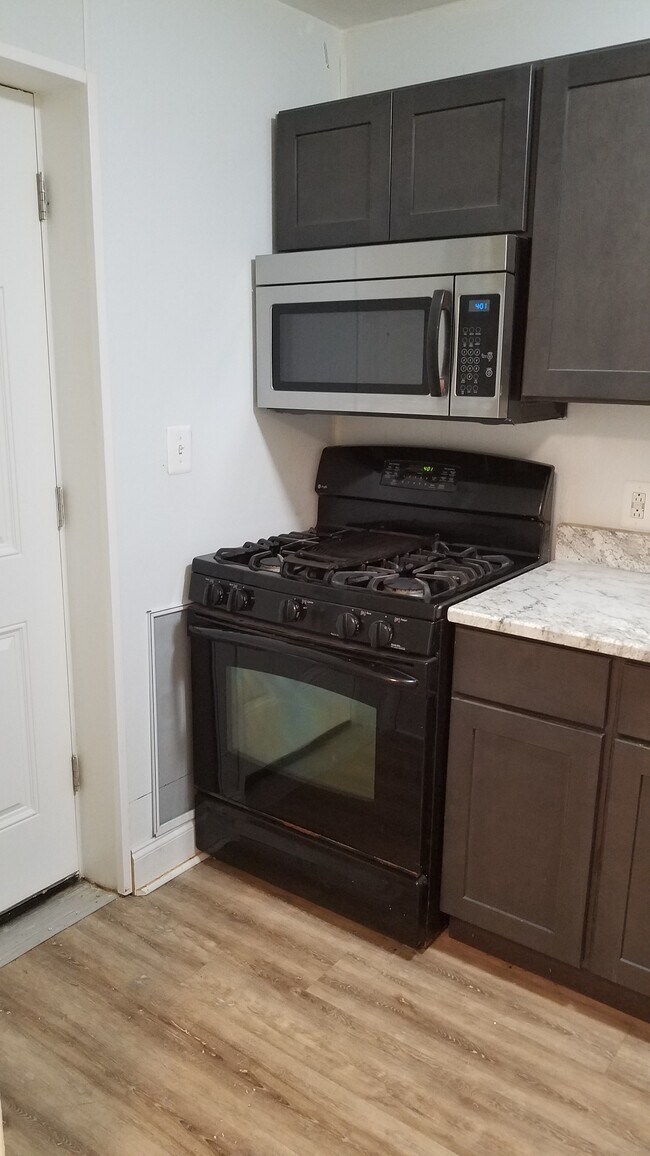 Oven/Stove Microwave - 1542 Norris St