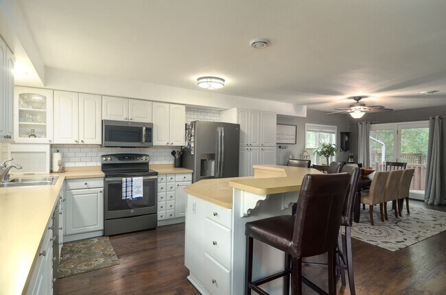Foto del edificio - Nice Updated 3br/3ba In Wayzata (1 car garage)