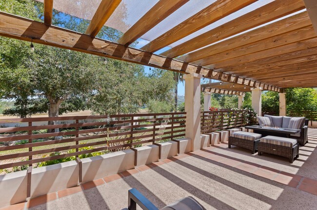 Building Photo - 525 Las Palmas Dr