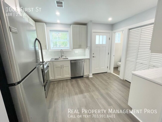 Building Photo - COMPLETLEY UPDATED MASSIVE TOWNHOME IN THE...