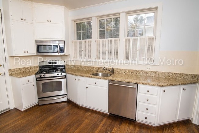 Foto del edificio - 2725 36th Pl NW