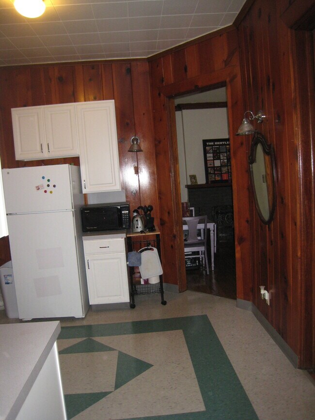 cocina integrada con la sala de estar - 533 Prospect Ave SE
