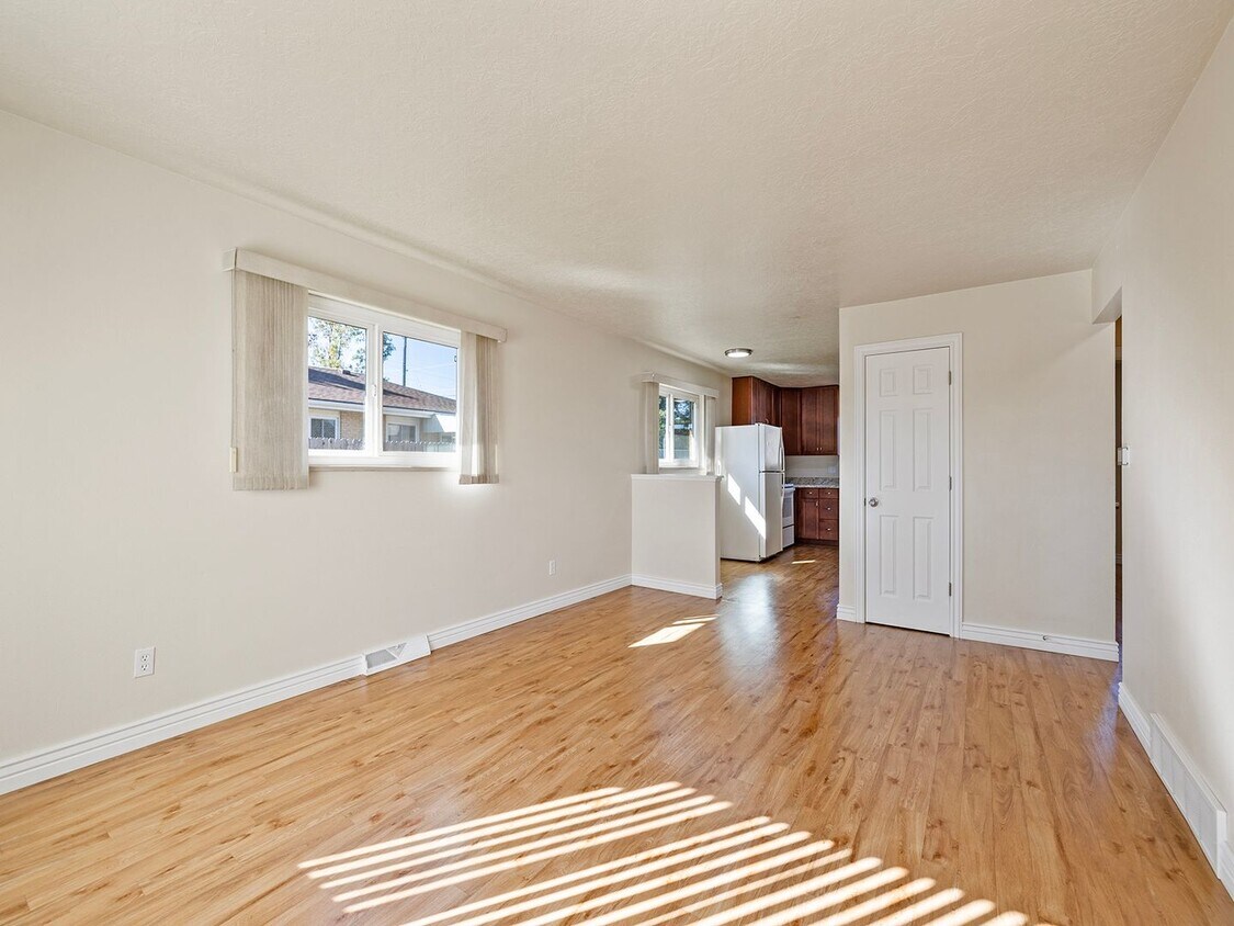 Foto principal - Charming 2-Bed, 1-Bath Duplex in Greeley, CO!