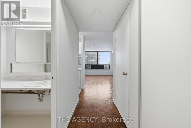 Photo du bâtiment - 2360 Dundas St W