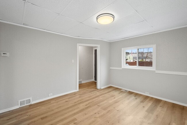 Photo - SCORE 1ST MONTH'S RENT FREE IF SIGNED BY DEC 19! Beautiful 2 bedroom home in Coraopolis available...