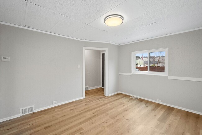 Building Photo - SCORE 1ST MONTH'S RENT FREE IF SIGNED BY JAN 9! Beautiful 2 bedroom home in Coraopolis available ...