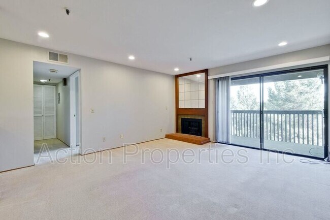 Building Photo - 49 Showers Dr
