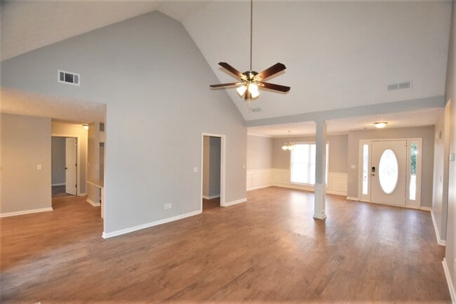 Building Photo - 765 Chapel Hill Dr
