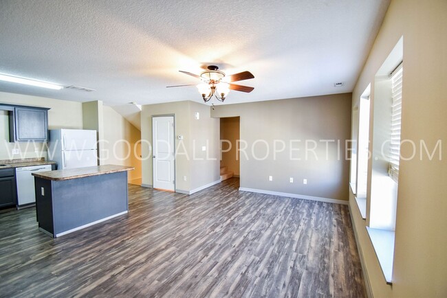Building Photo - Updated 2 Bed, 2 Bath Townhome in Waukee!