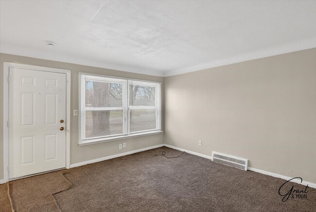 Building Photo - $1050 Charming 2 Bed Home