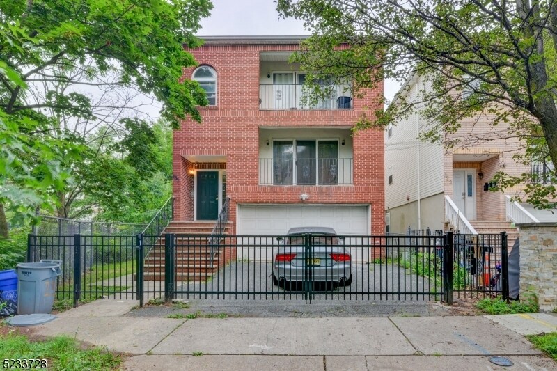 Primary Photo - 131 Schley St