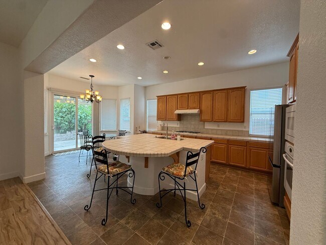 Foto del edificio - 4 bed | 3 bath | 2578 SF | 3 Car Garage | Single Story | Tenant pays $175 monthly for WS&G