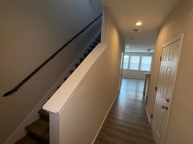 Foto del edificio - 6918 Crestway Dr